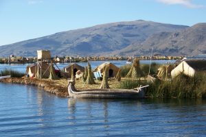 Les îles Uros sur le Titicaca pendant un voyage au Pérou