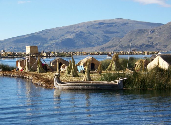 Les îles Uros sur le Titicaca pendant un voyage au Pérou